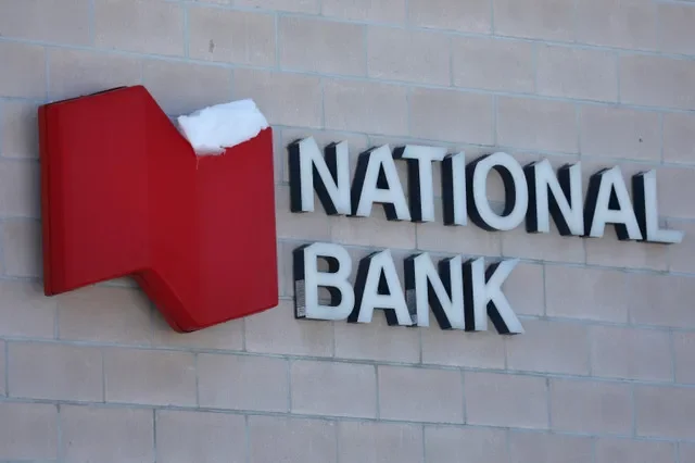 โลโก้ของ National Bank of Canada หน้าสาขาในเมืองออตตาวา รัฐออนแทรีโอ ประเทศแคนาดา เมื่อวันที่ 14 กุมภาพันธ์ 2019 REUTERS/Chris Wattie