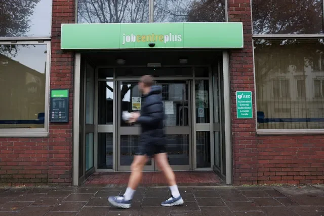 Un transeúnte camina junto a un centro de empleo en Borough, en Londres, Gran Bretaña, el 1 de diciembre de 2024.