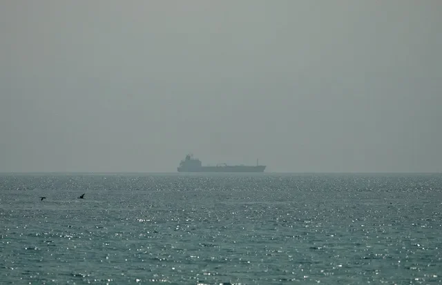 FOTO DE ARCHIVO: El petrolero Al Shaffiah navega en el mar cerca de la costa omaní, como se ve desde Musadán, Omán, el 26 de junio de 2026.