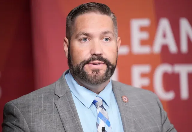 El registrador del condado de Maricopa, Justin Heap. Heap ha puesto en duda repetidamente las elecciones de Arizona sin pruebas creíbles.