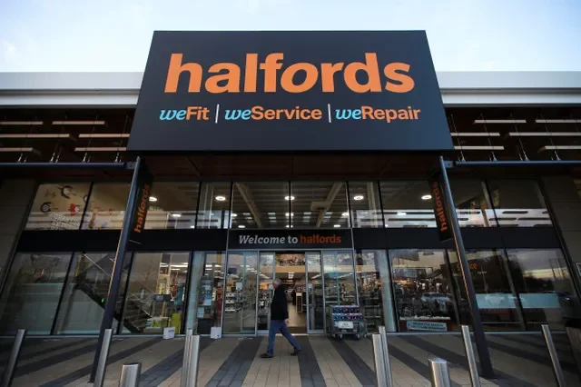 ภาพหน้าร้าน Halfords ในเมืองรักบี้ ประเทศอังกฤษ เมื่อวันที่ 19 พฤศจิกายน 2020 REUTERS/มอลลี่ ดาร์ลิงตัน