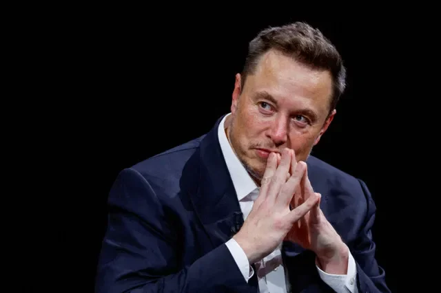 ẢNH TƯ LIỆU: Elon Musk, CEO của Tesla và SpaceX, ra hiệu khi tham dự hội nghị Viva Technology dành riêng cho đổi mới sáng tạo và khởi nghiệp tại trung tâm triển lãm Porte de Versailles ở Paris, Pháp, ngày 16 tháng 6 năm 2023. REUTERS/Gonzalo Fuentes/Ảnh tư liệu