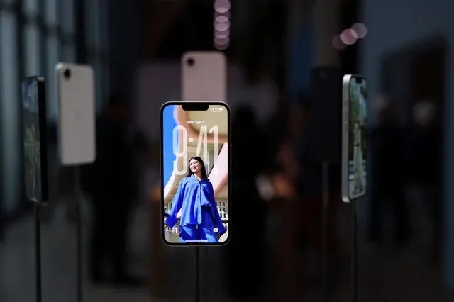 El iPhone 17e se exhibe durante un evento en la ciudad de Nueva York, Estados Unidos, el 4 de marzo de 2026. REUTERS/Shannon Stapleton