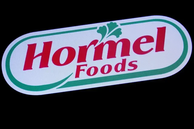 Logo công ty Hormel Foods được hiển thị trên màn hình tại sàn giao dịch của Sở giao dịch chứng khoán New York (NYSE) ở New York, Hoa Kỳ, ngày 9 tháng 10 năm 2019. REUTERS/Brendan McDermid/Ảnh tư liệu