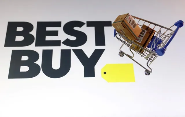 โลโก้ Best Buy ปรากฏในภาพประกอบนี้ ถ่ายเมื่อวันที่ 11 กุมภาพันธ์ 2025 REUTERS/Dado Ruvic/ภาพประกอบ