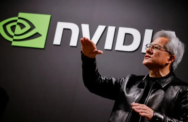 صورة أرشيفية: جينسن هوانغ، الرئيس التنفيذي لشركة Nvidia، يتحدث في مؤتمر صحفي سريع بعد حضور حفل استقبال لمنظومة الذكاء الاصطناعي في طوكيو، اليابان، 16 يوليو 2026. رويترز/مانامي يامادا/صورة أرشيفية