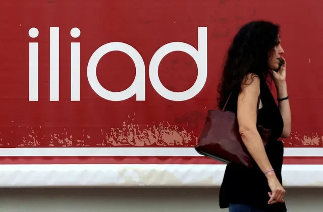 FOTO DE ARCHIVO: Una invitada habla por teléfono móvil a su llegada a la rueda de prensa del operador francés de telecomunicaciones Iliad en Milán, Italia, el 29 de mayo de 2018. REUTERS/Stefano Rellandini/Foto de archivo