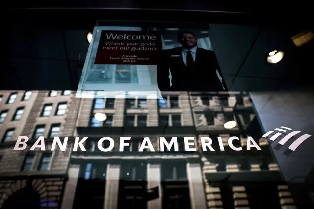 ภาพแฟ้ม: โลโก้ของ Bank of America ปรากฏอยู่ที่ทางเข้าศูนย์การเงินของ Bank of America ในนครนิวยอร์ก สหรัฐฯ เมื่อวันที่ 11 กรกฎาคม 2023 REUTERS/Brendan McDermid/ภาพแฟ้ม