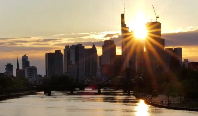 Vista panorâmica do distrito financeiro durante o pôr do sol em Frankfurt, Alemanha, em 21 de abril de 2024. REUTERS/Kai Pfaffenbach