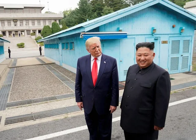 FOTO DE ARQUIVO: O presidente dos EUA, Donald Trump, reúne-se com o líder norte-coreano Kim Jong Un na zona desmilitarizada que divide as duas Coreias, em Panmunjom, Coreia do Sul, em 30 de junho de 2019. REUTERS/Kevin Lamarque/File Photo/File Photo