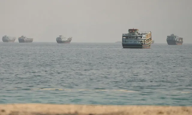 Embarcaciones cerca del Estrecho de Ormuz, vistas desde Musandam, Omán, 28 de agosto de 2026. REUTERS/Stringer/Foto de archivo