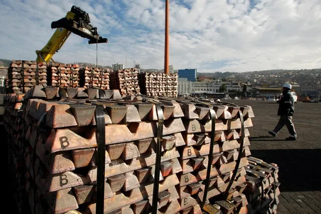 FOTO DE ARQUIVO: Um segurança caminha ao lado de uma remessa de cobre pronta para ser entregue na cidade de Valparaíso, a cerca de 121 km (75 milhas) a noroeste de Santiago, em 29 de junho de 2009. REUTERS/Eliseo Fernandez/Foto de arquivo