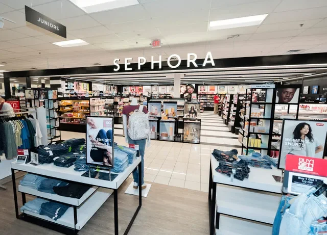 เสื้อผ้าแบรนด์ SO by Kohl's และ Levi's จัดแสดงอยู่ด้านหน้าแผนก Sephora ซึ่งเป็นส่วนหนึ่งของแคมเปญ "We Are So Back (To School)" ที่ร้าน Kohl's ในเมืองเกลนเดล รัฐวิสคอนซิน เมื่อวันที่ 9 กรกฎาคม 2026