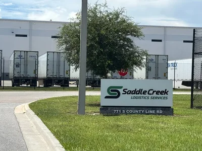 Saddle Creek Logistics Services計劃於今年10月在其位於普蘭特城的物流配送中心永久裁員178人。負責營運該站點的客戶已決定自行管理其網絡。