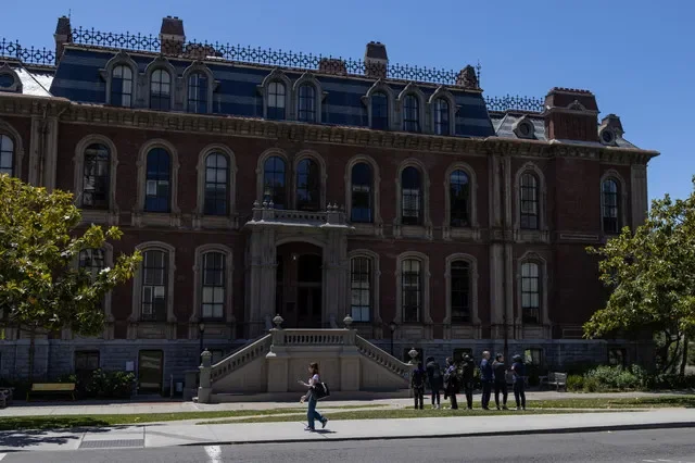 Futuros estudiantes recorren el campus de la Universidad de California en Berkeley antes del inicio del nuevo semestre, en Berkeley, California, EE. UU., el 8 de junio de 2023. REUTERS/Carlos Barria/Foto de archivo