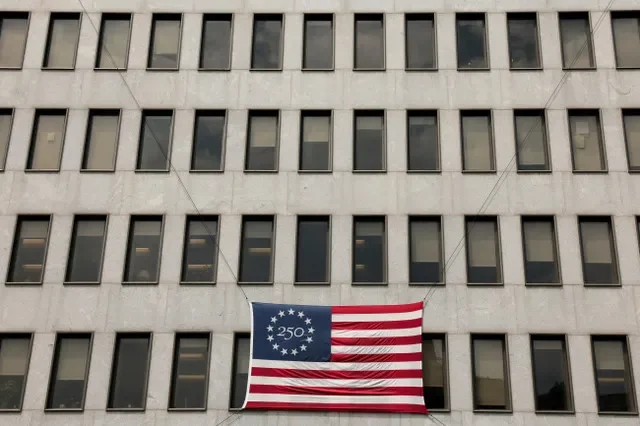 Una bandera de Freedom 250 ondea en el edificio de la Corporación Federal de Seguro de Depósitos en Washington, D.C., EE. UU., el 20 de julio de 2026.