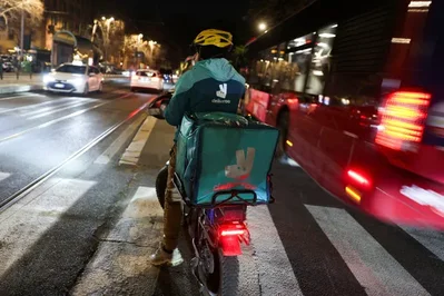在面臨勞工剝削調查後，Deliveroo計劃將義大利外送員的最低薪資標準調升40%。該公司亦推出了新的安全措施並設定工時上限。