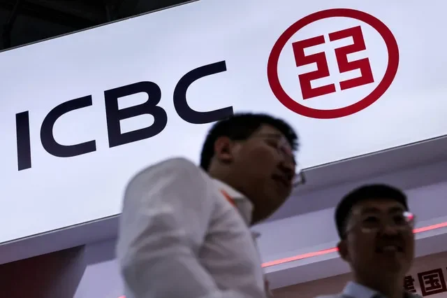 Pessoas observam ao lado do logotipo do Banco Industrial e Comercial da China na Feira Internacional de Comércio de Serviços da China em Pequim, China, 10 de setembro de 2025. REUTERS/Maxim Shemetov