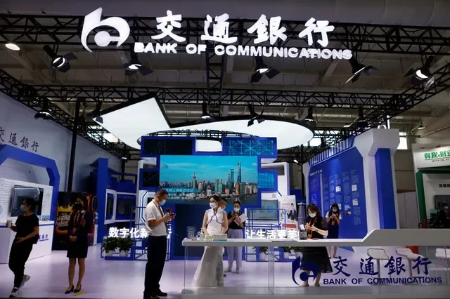 2021年9月3日,在中国北京举行的2021年中国国际服务贸易交易会(CIFTIS)上,人们参观交通银行展台。路透社/Florence Lo