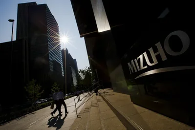 日本的Mizuho Bank已在新加坡提起訴訟，尋求對鐵礦石貿易商Radiant World發出禁令。在警方對該大宗商品公司展開調查之際，其他債權人亦採取了類似行動並凍結了其賬戶，該法律行動隨之而來。