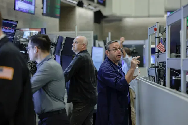 Operadores de futuros y opciones trabajan en el parqué de la Bolsa de Nueva York (NYSE) en la ciudad de Nueva York, EE. UU., 21 de agosto de 2026. REUTERS/Jeenah Moon