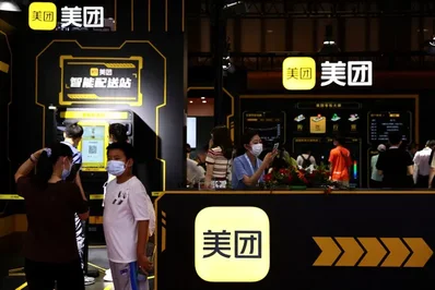 隨著即時零售市場由補貼驅動的競爭趨緩，中國外送巨頭美團第二季重返獲利軌道。營收年增14.4%至1046億元人民幣，超越分析師預期。