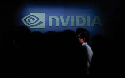 Nvidia強勁的營收預測推動納斯達克指數走高，投資者對人工智能的強勁需求重燃熱情。Salesforce與CrowdStrike在公布亮麗財報後亦大幅上揚。市場焦點現轉向聯儲局。