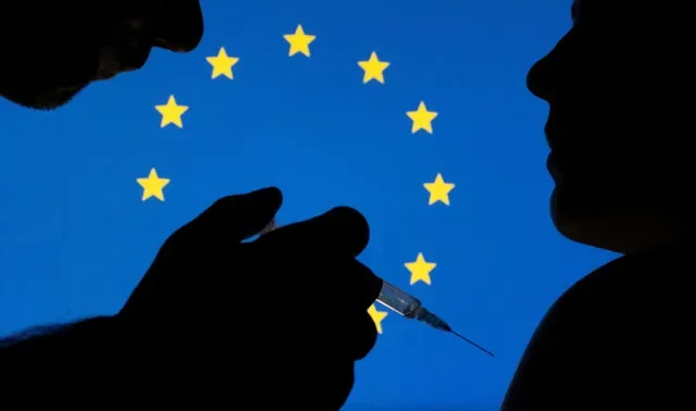Personas posan con una jeringa y una aguja frente a una bandera de la UE en esta ilustración tomada el 11 de diciembre de 2021. REUTERS/Dado Ruvic/Ilustración