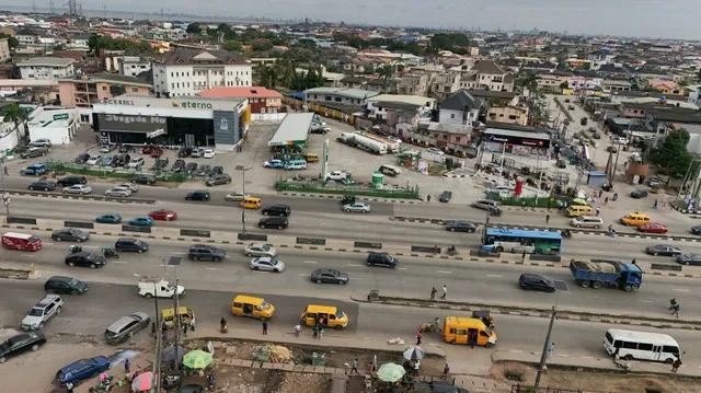 Una vista con dron muestra automovilistas y viajeros en la autopista Gbagada en Lagos, Nigeria, el 7 de agosto de 2026. REUTERS/Sodiq Adelakun