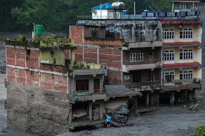 尼泊爾估計，在遭受毀滅性洪災後，災後重建將耗資高達50億美元。冰川崩塌引發的洪流已造成數百人喪生，並重創基礎設施。