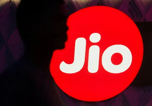 Un hombre pasa junto al logotipo de telecomunicaciones de Jio de Reliance Industries en una calle de Mumbai, India, el 24 de marzo de 2026. REUTERS/Francis Mascarenhas