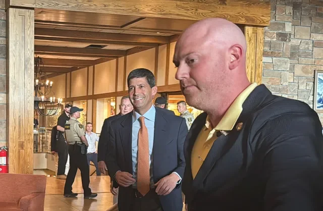 U.S. Federal Reserve Chairman Kevin Warsh walks into the opening dinner of the Kansas City Fed’s annual economic symposium in Jackson Hole, Wyoming, U.S., August 27, 2026. Picture taken with a mobile phone. REUTERS/Ann Saphir