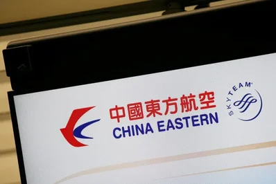 受成本拖累，中國東方航空上半年淨虧損擴大至22億元人民幣。根據交易所申報文件，2026年前六個月營收年增11.1%至742億元人民幣。