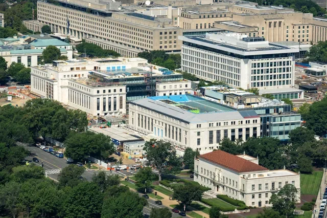 Las obras de construcción continúan en los edificios de la Reserva Federal en Washington, D.C., Estados Unidos, el 26 de agosto de 2026. REUTERS/Daniel Heuer