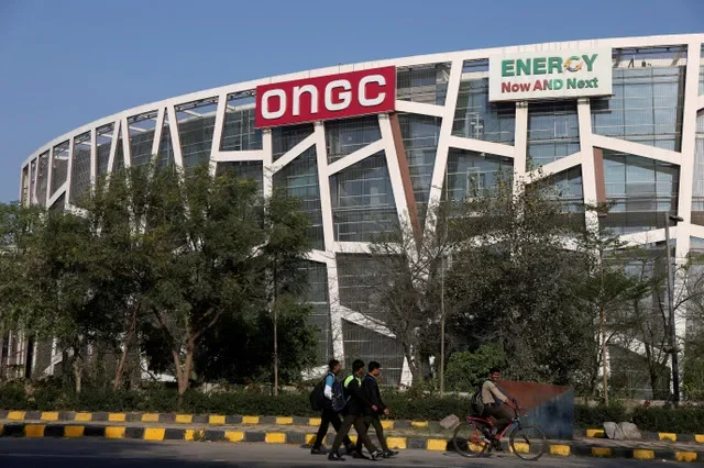 FOTO DE ARCHIVO: Personas pasan frente a la oficina de Oil and Natural Gas Corporation Limited (ONGC) en Nueva Delhi, India, el 3 de marzo de 2026. REUTERS/Bhawika Chhabra/File Photo