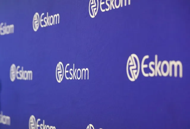شعار شركة Eskom في ميجاوات بارك في صنينغهيل، جنوب إفريقيا، 18 مايو 2023. REUTERS/ Siphiwe Sibeko