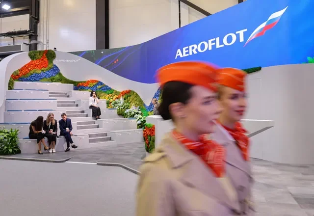 Participantes passam pelo estande da companhia aérea Aeroflot no local do Fórum Econômico Internacional de São Petersburgo (SPIEF) em São Petersburgo, Rússia, em 4 de junho de 2026. REUTERS/Anastasia Barashkova