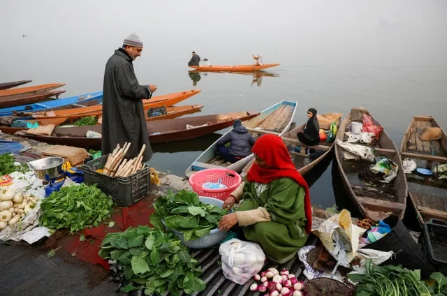Một phụ nữ Kashmir bày bán rau tại sạp hàng ven đường bên bờ hồ Dal ở Srinagar, vùng Kashmir do Ấn Độ quản lý, ngày 5 tháng 12 năm 2025. REUTERS/Sharafat Ali