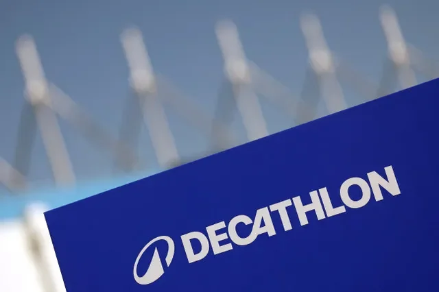 โลโก้ Decathlon ปรากฏอยู่ที่ร้านของ Decathlon บริษัทผู้ผลิตอุปกรณ์กีฬาและชุดกีฬาของฝรั่งเศส ในแซ็ง-แอร์แบล็ง ใกล้เมืองน็องต์ ประเทศฝรั่งเศส เมื่อวันที่ 29 เมษายน 2025 รอยเตอร์/สเตฟาน มาเอ
