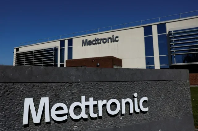 ภาพรวมของโลโก้ Medtronic บริษัทเทคโนโลยีการดูแลสุขภาพและเภสัชกรรม ที่โรงงานของบริษัทในเมืองกัลเวย์ ประเทศไอร์แลนด์ เมื่อวันที่ 11 เมษายน 2025 REUTERS/โคลดา คิลคอยน์