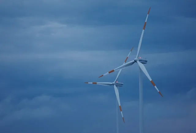 資料写真:2023年8月31日、ドイツのビーゲンにある風力発電所で撮影されたVestasの風力タービン。ロイター/リシ・ニースナー/資料写真