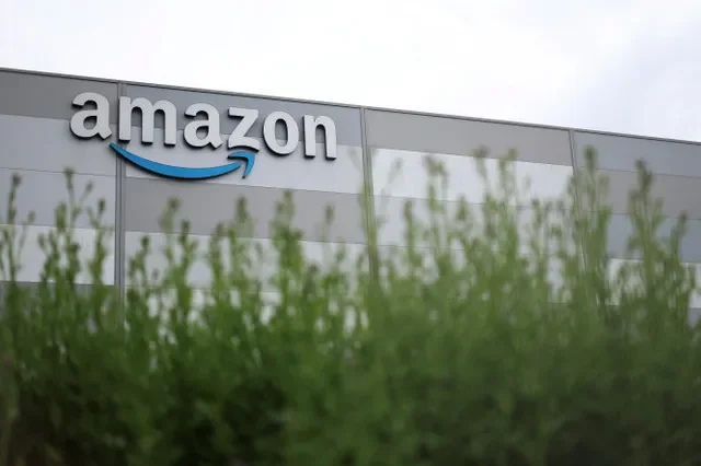 El logotipo de Amazon en un centro logístico de la empresa en Carquefou, cerca de Nantes, en el oeste de Francia, el 6 de mayo de 2026. REUTERS/Stephane Mahe