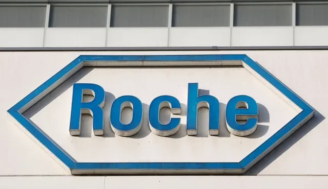 ภาพแฟ้ม: โลโก้ของบริษัทผู้ผลิตยาจากสวิตเซอร์แลนด์ Roche ที่สำนักงานใหญ่ในเมืองบาเซิล ประเทศสวิตเซอร์แลนด์ วันที่ 30 มกราคม 2020 REUTERS/Arnd Wiegmann/File Photo