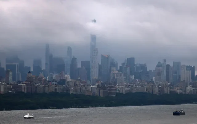 Nubes de lluvia sobre el horizonte de la ciudad de Nueva York en Manhattan y el río Hudson mientras fuertes tormentas afectaban el noreste de EE. UU., visto desde Fort Lee, Nueva Jersey, el 3 de agosto de 2026. REUTERS/Mike Segar