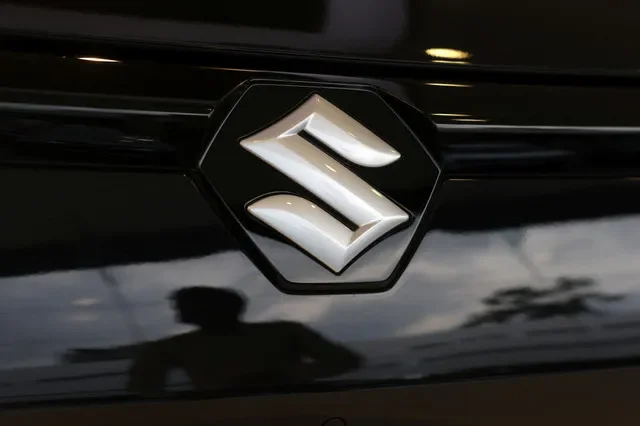 شعار Maruti Suzuki على سيارة رياضية متعددة الاستخدامات من طراز e Vitara متوقفة داخل صالة عرض في أحمد آباد، الهند، في 9 يوليو 2026. REUTERS/أميت ديف