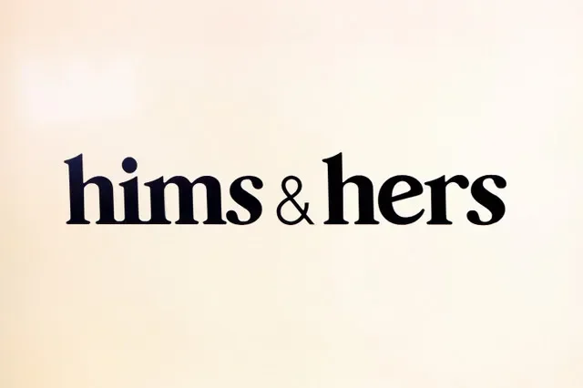 شعار شركة Hims & Hers Health, Inc معروض على شاشة في بورصة نيويورك (NYSE) في مدينة نيويورك، الولايات المتحدة، 17 أغسطس 2026. رويترز/بريندان ماكديرميد