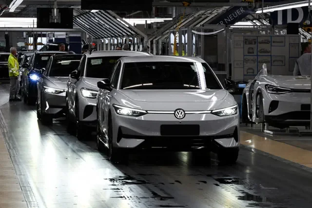 ドイツ・エムデンにあるVolkswagen(VW)の電気自動車主力工場で見られるVolkswagen ID.7、2025年2月18日。ロイター/カルメン・ヤスペルセン