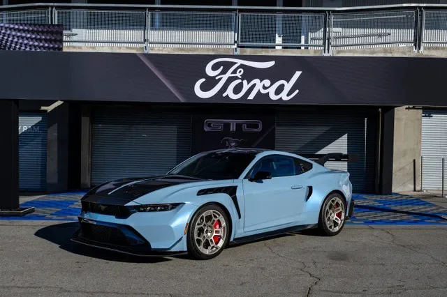 A Ford Motor Co. afirmou que seu Mustang GTD 2025 estabelece um novo padrão de desempenho com 815 cavalos de potência, 664 libras-pé de torque e velocidade máxima de 202 milhas por hora, a maior para qualquer Mustang homologado para rua.