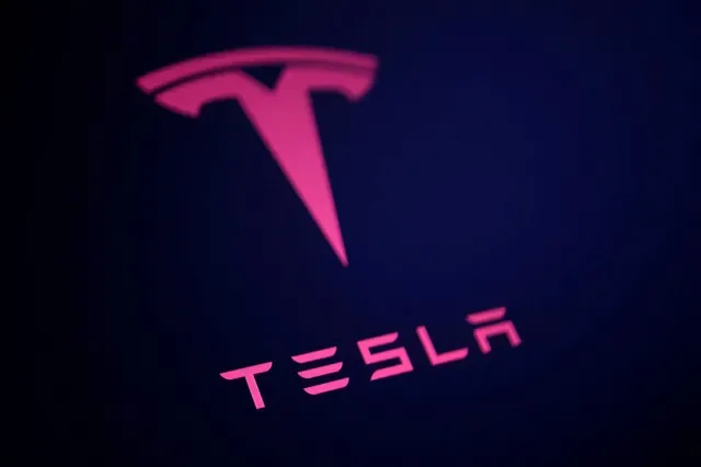 FOTO DE ARCHIVO: El logotipo de Tesla se observa en esta ilustración tomada el 23 de julio de 2025. REUTERS/Dado Ruvic/Ilustración/Foto de archivo