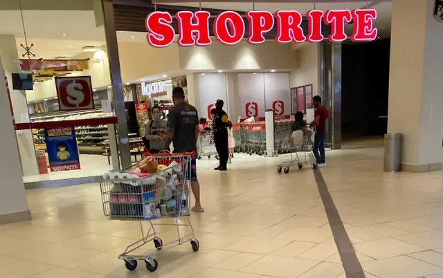 ผู้ซื้อสินค้าอยู่ด้านนอกร้าน Shoprite ที่ศูนย์การค้า Garden City ริมถนนทิกา ในกรุงไนโรบี ประเทศเคนยา เมื่อวันที่ 13 พฤศจิกายน 2020 ภาพถ่ายเมื่อวันที่ 13 พฤศจิกายน 2020 REUTERS/โทมัส มูโคยา